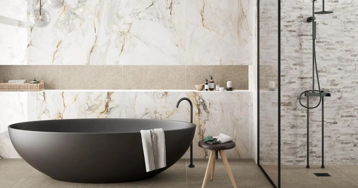 Badkamer met keramische wand- en vloertegels