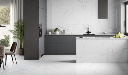 Moderne keuken met keramische tegels