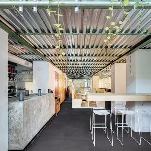 X-treme - Kantoor en horeca met grijze betonlook op vloer en barfront, Aleluia