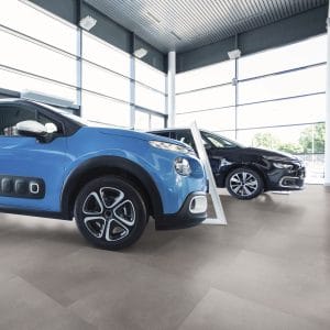 X-treme - Autoshowroom en projectvloer met grijze betonlook op vloer, Aleluia