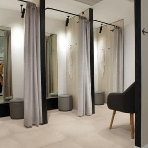 X-treme - Kleedruimte en winkel met lichte betonlook op vloer, Aleluia