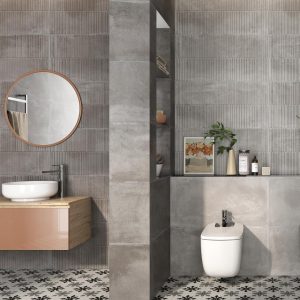 Essen - Badkamer met grijze betonlook en patroonvloer op vloer en wand, Pamesa