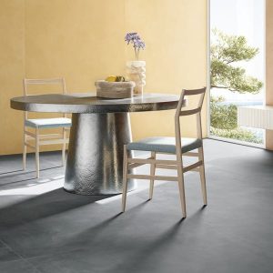 CONCA - Restaurant en horeca met gele betonlook en grijze steenlook op wand en vloer, Pamesa