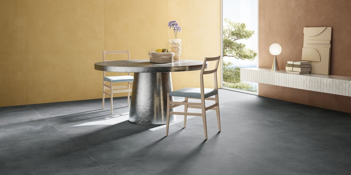 CONCA - Restaurant en horeca met gele betonlook en grijze steenlook op wand en vloer, Pamesa