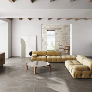 MONREALE - Woonkamer met grijze betonlook en houtlook op vloer en wand, Pamesa