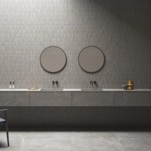MONREALE - Badkamer met grijze reliëftegel op wand, Pamesa