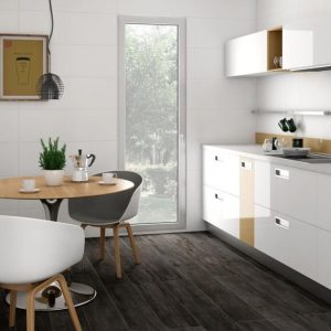 WHITES TRIPOLI - Keuken en eetkamer met witte kleurtegel en houtlook op wand en vloer, Pamesa