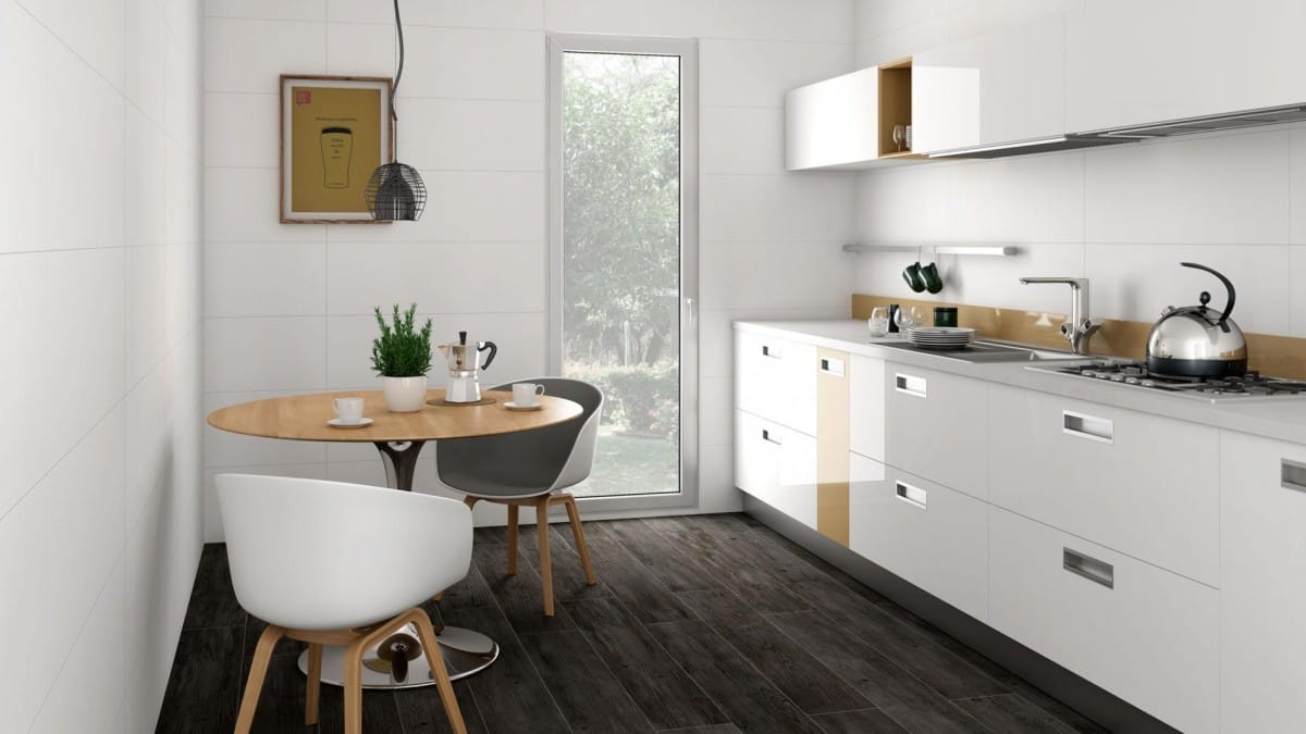 WHITES TRIPOLI - Keuken en eetkamer met witte kleurtegel en houtlook op wand en vloer, Pamesa