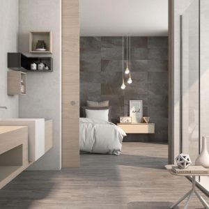 Koncept - Badkamer en slaapkamer met grijze betonlook en houtlook op vloer en wand, Pamesa