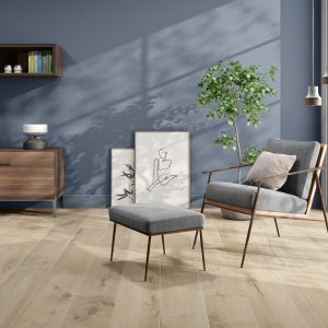 Oldmanor - Woonkamer met blauwe kleurtegel en houtlook op wand en vloer, Pamesa