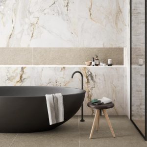 Pisa - Badkamer met witte marmerlook en houtlook op wand en vloer, Pamesa