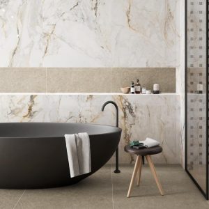 Pisa - Badkamer met witte marmerlook en zwart-wit decor op wand en vloer, Pamesa
