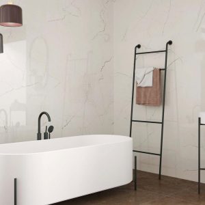 Desert - Badkamer met witte marmerlook en houtlook op vloer en wand, Pamesa