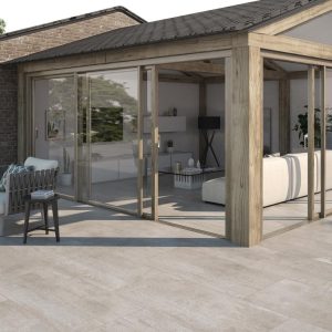 Duplocem - Tuin en terras met grijze houtlook op vloer, Pamesa