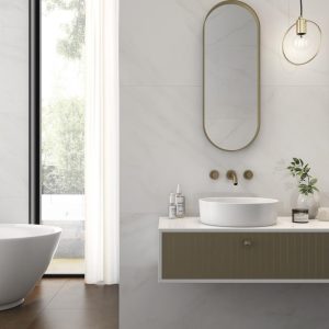 Lenci - Badkamer met witte marmerlook op vloer en wand, Pamesa