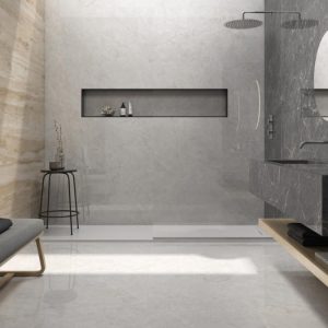 Belvedere - Badkamer met steenbanden links en donkergrijze marmerlook rond wastafel, Pamesa