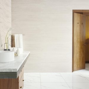 Silkstone - Badkamer met witte kleurtegel en houtlook op wand en vloer, Pamesa