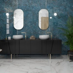 Mallas - Badkamer met blauwgroene marmerlook en witte steenlook op wand en vloer, Pamesa