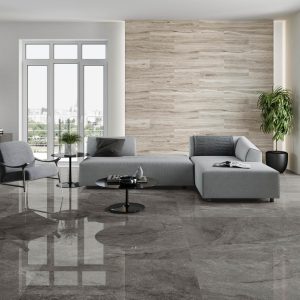 Wells - Woonkamer met bruine marmerlook en houtlook op vloer en wand, Pamesa