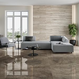 Wells - Woonkamer met bruine marmerlook en houtlook op vloer en wand, Pamesa