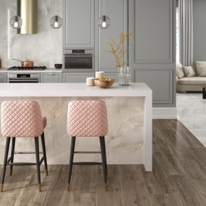 Sardonyx - Keuken en woonkamer met houtlook en marmerlook op vloer en werkblad, Pamesa