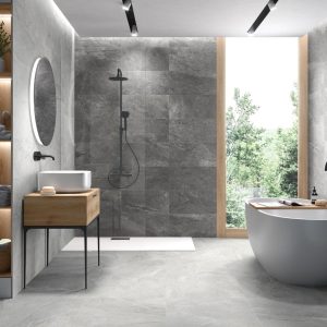 Wells - Moderne badkamer met lichtgrijze vloer en donkerder grijze grootformaat douchewand, Pamesa