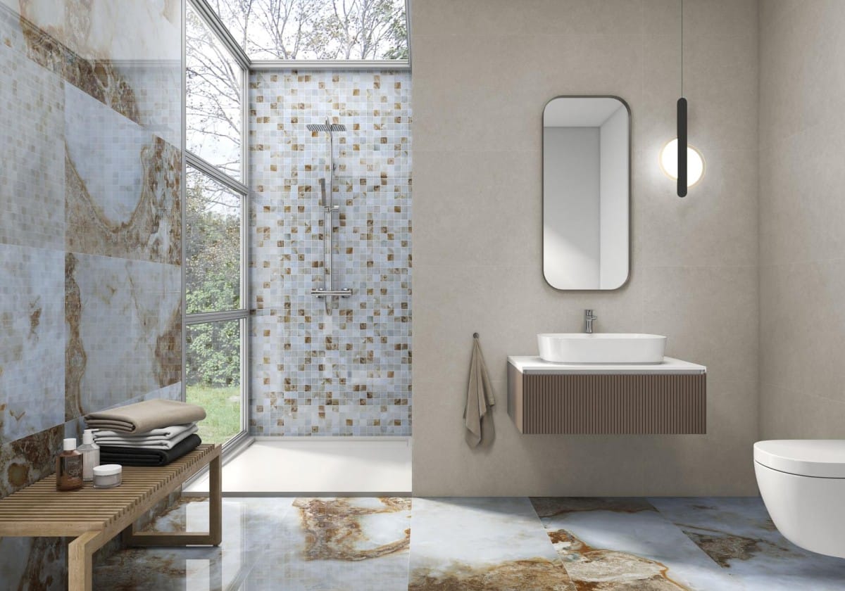 Mallas - Badkamer met witte marmerlook en grafisch decor op vloer en wand, Pamesa