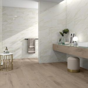 Tresana - Badkamer met witte marmerlook en houtlook op wand en vloer, Pamesa