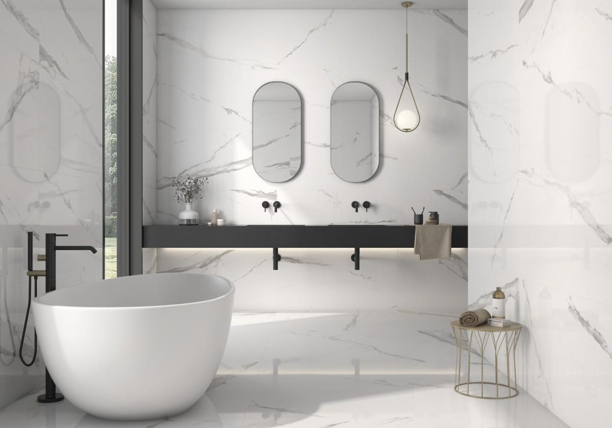 Cellini - Badkamer met witte marmerlook op vloer en wand, Pamesa