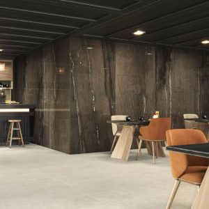 Lux jatoba - Restaurant en horeca met donkere houtlook en lichte betonlook op wand en vloer, Pamesa