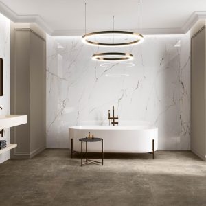 Torano - Badkamer met witte marmerlook en donkere betonlook op wand en vloer, Pamesa
