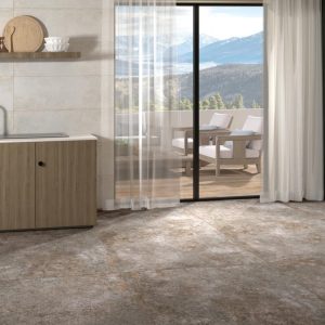 Odeon Pasta Blanca - Keuken en terras met lichte steenlook en houtlook op vloer en wand, Pamesa