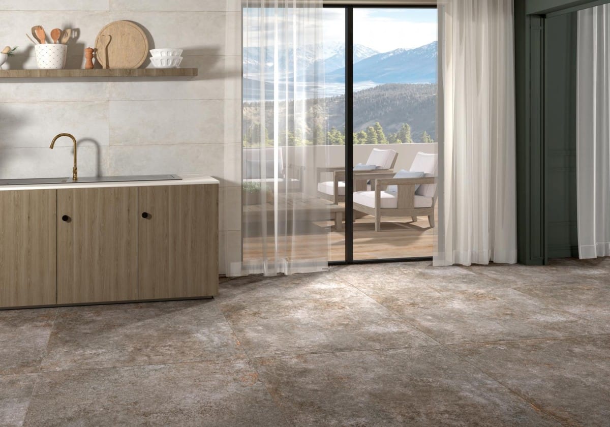 Odeon Pasta Blanca - Keuken en terras met lichte steenlook en houtlook op vloer en wand, Pamesa