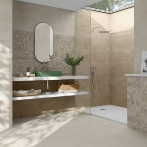 At.alpha - Badkamer met beige betonlook en patroontegel op wand en vloer, Pamesa