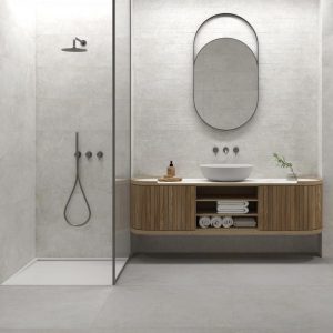 Odeon Pasta Blanca - Badkamer met lichte betonlook op vloer en wand, Pamesa
