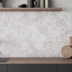 Odeon Pasta Blanca - Keuken met witte decor- en kleurtegel op achterwand, Pamesa