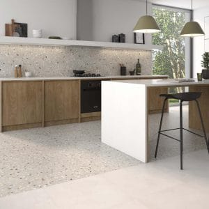 Doria - Keuken en eetkamer met terrazzo en houtlook op vloer en achterwand, Pamesa