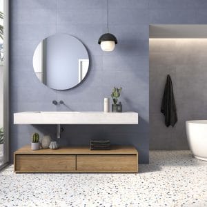Doria - Badkamer met blauwe kleurtegel en terrazzo op wand en vloer, Pamesa