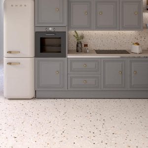 Doria - Klassieke keuken met een zeer lichte terrazzo vloer met donkere en roze spikkels, Pamesa
