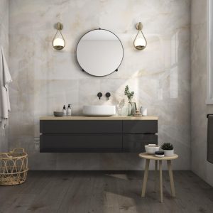 Sardonyx - Badkamer met lichte betonlook op vloer en wand, Pamesa