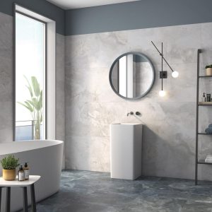 Slate way - Badkamer met grijze betonlook en witte marmerlook op vloer en wand, Pamesa