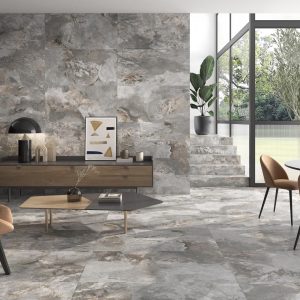 Slate way - Woonkamer met dramatische grijsbruine steenlook op vloer, trap en hoofdwand, Pamesa