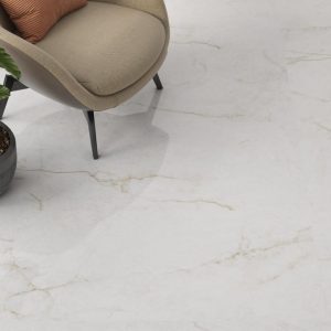 Crystal white - Woonkamer met witte marmerlook op vloer, Pamesa