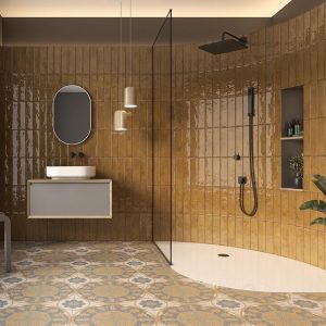 Origin Grace - Badkamer met goudbruine kleurtegel en patroontegel op wand en vloer, Pamesa