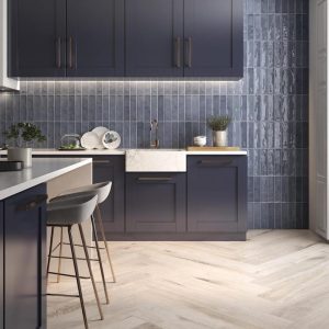 ORIGIN ELEGANZA - Keuken met blauwe kleurtegel en houtlook op achterwand en vloer, Pamesa