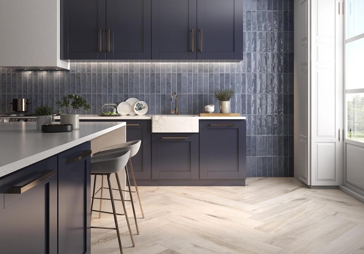 ORIGIN ELEGANZA - Keuken met blauwe kleurtegel en houtlook op achterwand en vloer, Pamesa