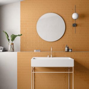 Origin Mayfair - Badkamer met oranje kleurtegel op wand, Pamesa
