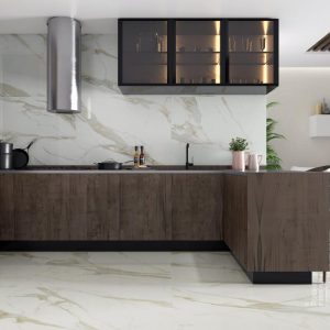 Calacata Gold - Keuken met witte marmerlook en houtlook op vloer en achterwand, Pamesa
