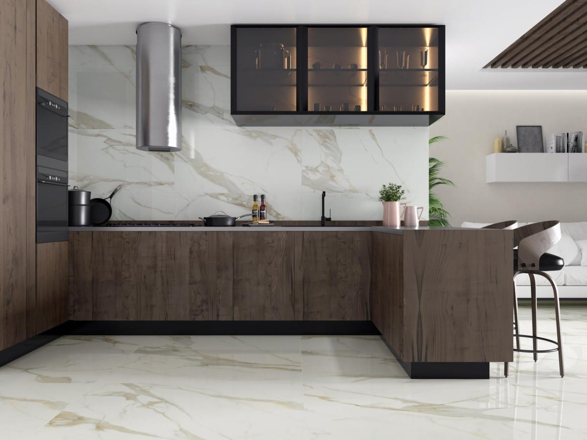 Calacata Gold - Keuken met witte marmerlook en houtlook op vloer en achterwand, Pamesa