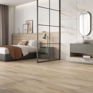 Calacata Gold - Slaapkamer en badkamer met lichte houtlook en witte marmerlook op vloer en wand, Pamesa